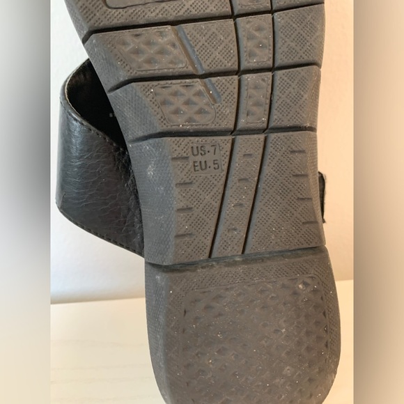 A2 Aerosoles Wipline Flip Flop Sandals Black Leather Thong 7 Coach Cushion Buckl - Picture 8 of 9